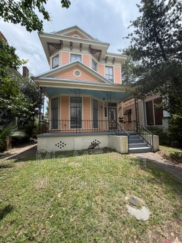 Building Photo - 305 W 39th St