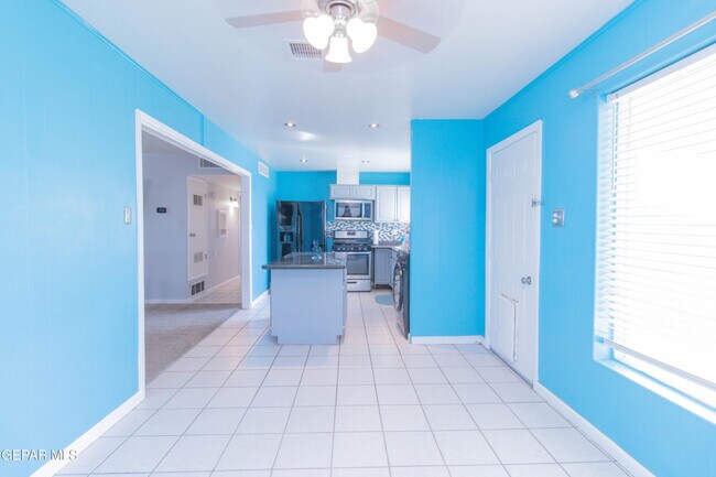 Building Photo - 451 Borrett St