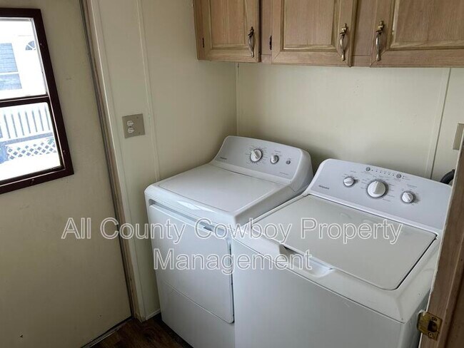 Building Photo - 4746 E Skyline Dr