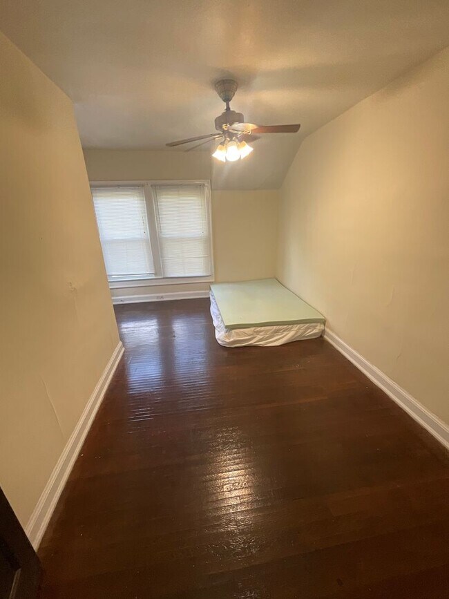 Building Photo - *2027* 4 Bed House!! Great Spot!!