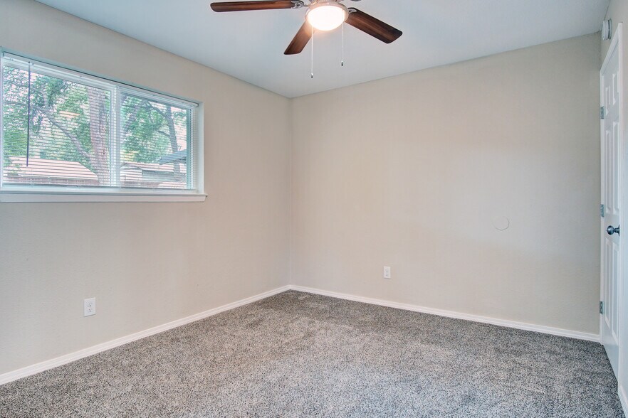 Building Photo - 2402 Ozark Dr