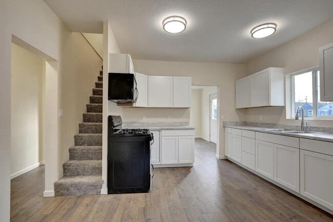 Building Photo - 830 W 12th St