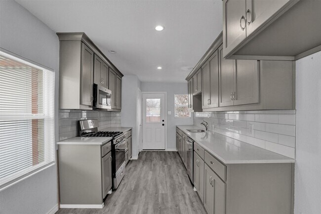 Building Photo - 219 Loma Dr