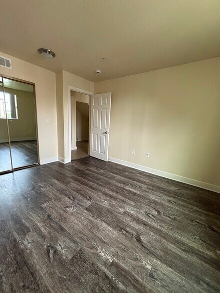 Building Photo - 7710 S Hoover St