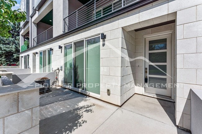 Building Photo - Fantastic Townhome with Central AC and 2 Car Garage!