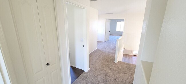 Building Photo - Circle Cross