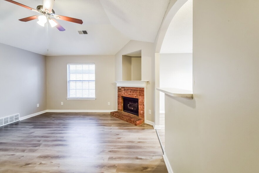 Building Photo - 1107 Breezy Valley Dr