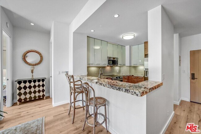 Building Photo - 999 N Doheny Dr