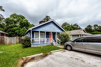 Building Photo - 134 Varsity Dr