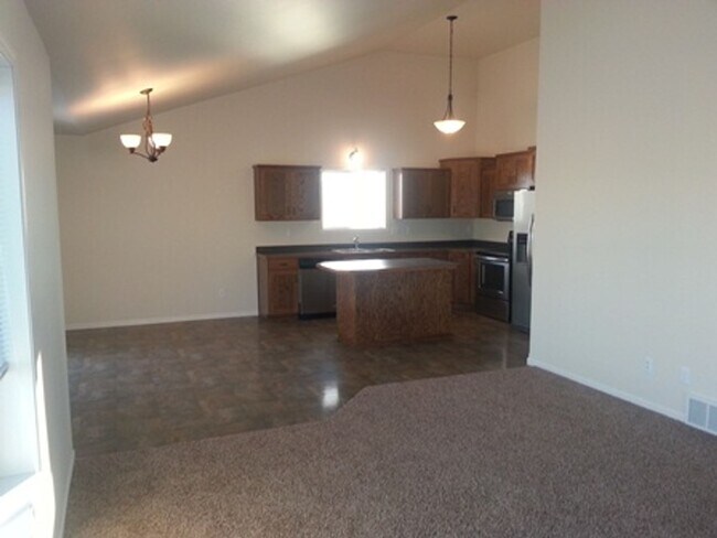 Building Photo - 3 Bed 3 Bath Single Family Home