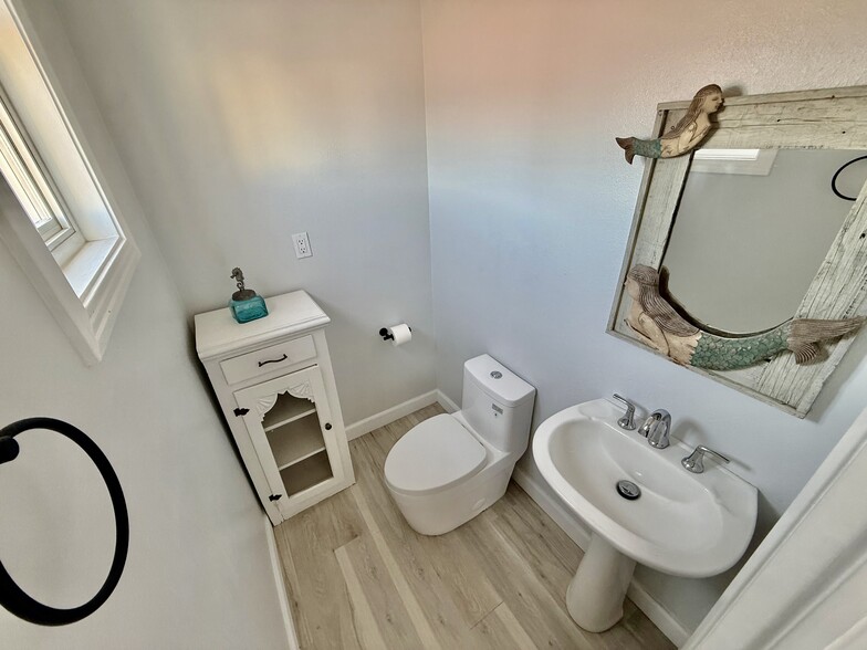 Half Bathroom - 72 The Strand