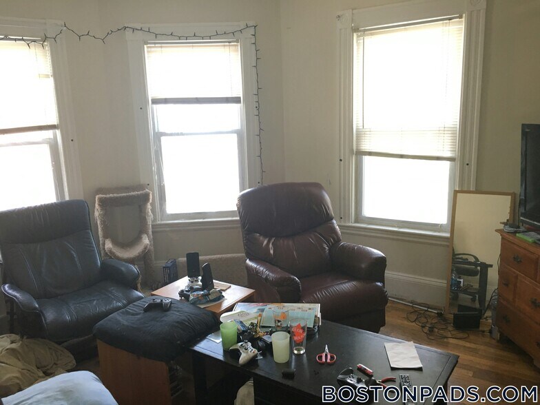 Building Photo - 256 Summer St