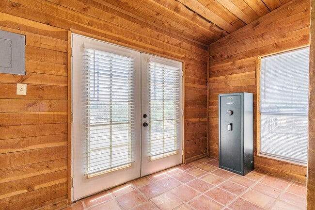 Building Photo - Private 3 bedroom, 1 bath with Large Fenced-in Backyard