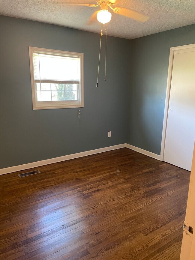 Building Photo - 4 bed 2.5 bath