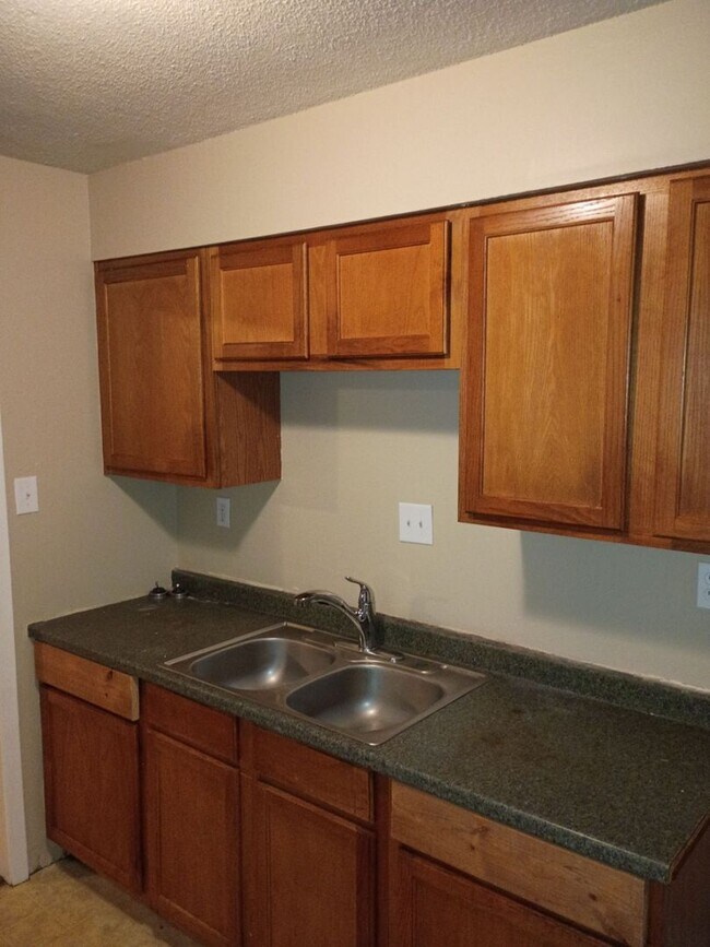 Building Photo - MOVE-IN SPECIAL 1/2 OFF 1ST MONTH'S RENT!!