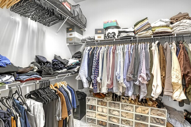 Building Photo - 4740 Chantilly Rd