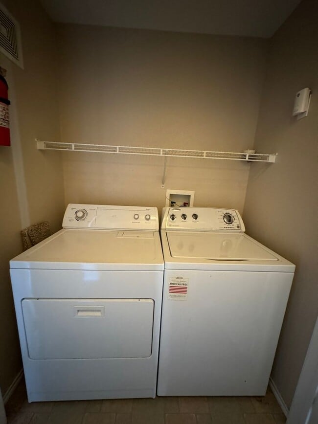 Building Photo - 2 Bedroom 2 Bathroom Condo! NORTHEAST