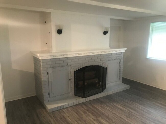 Building Photo - RECENTLY REMODELED BIG 4 BEDROOM 2 BATH LE...
