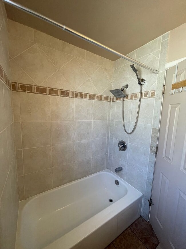 Building Photo - 2 bed 1 bath duplex - water, sewer and gar...