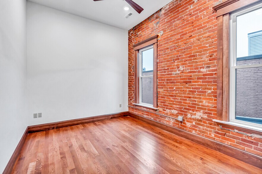Building Photo - 316 4th St S