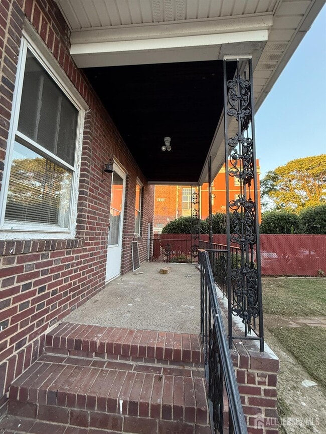 Building Photo - 90 Pershing Ave