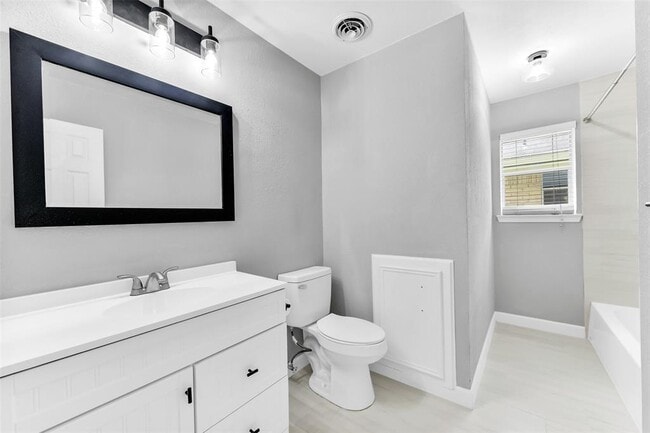 Building Photo - 206 Ron Cir