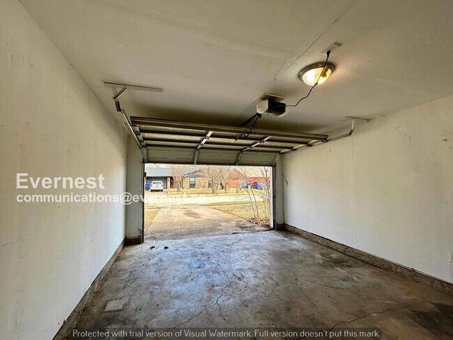 Building Photo - 3 Bed, 2 Bath Home with Fenced Yard & Garage / Pet-Friendly / Available Now!