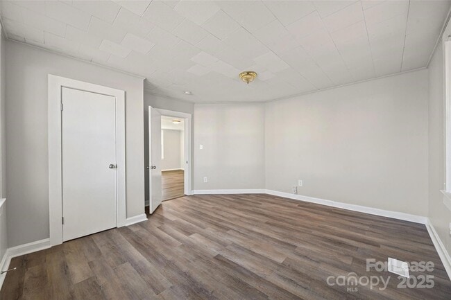 Building Photo - 1127 W 5th Ave