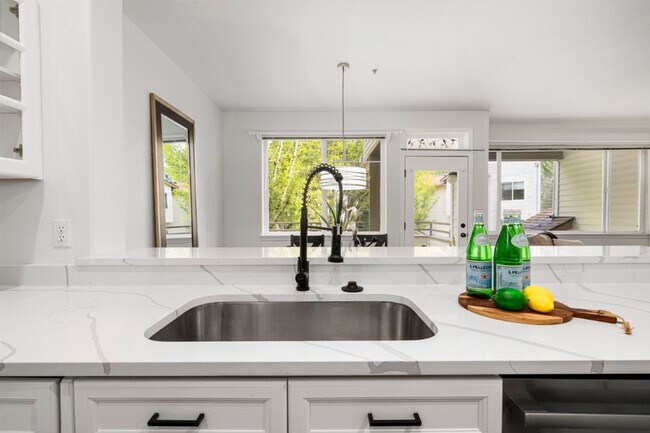 Building Photo - 2Bd/2Ba Redmond Condo