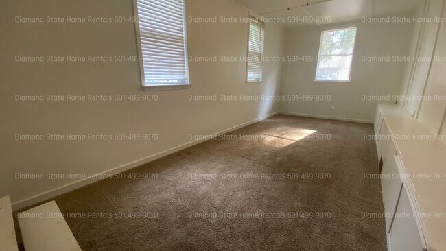 Building Photo - 4 bedroom 2 bath home for rent