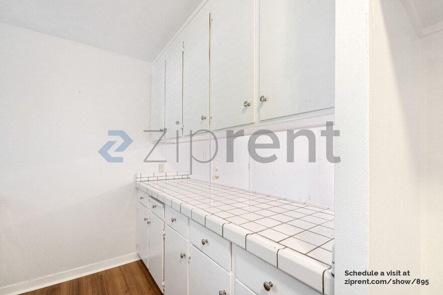 Building Photo - Unit