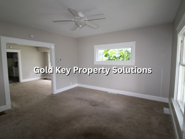 Building Photo - Updated 2 BR 1 BA House with Garage and Fe...