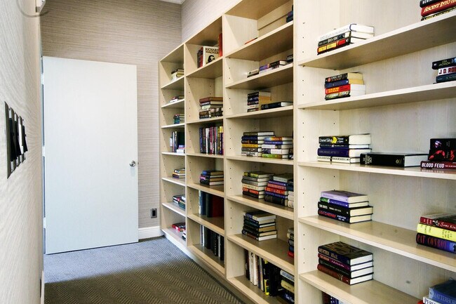 Building Photo - 2480 Presidential Way