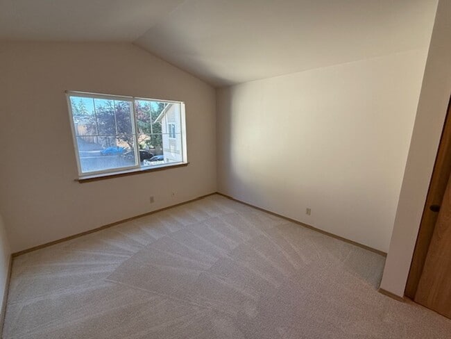 Building Photo - CHARMING 2 BED, 2 BATH KIRKLAND TOWNHOME W...