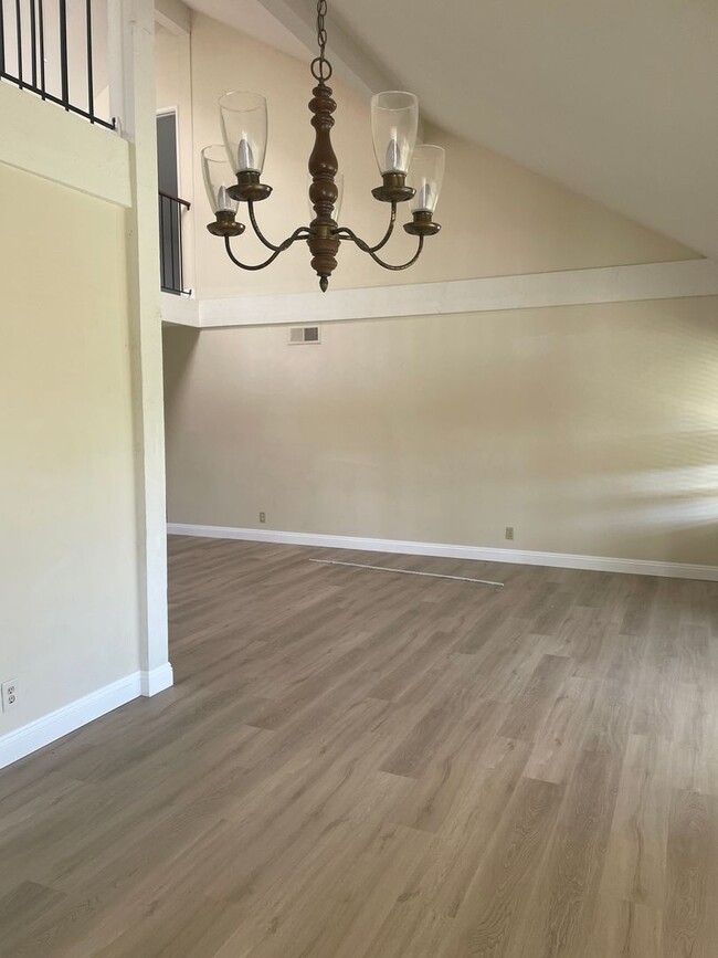 Building Photo - Gorgeous 4 Bedroom 2 Bathroom Home with Lo...
