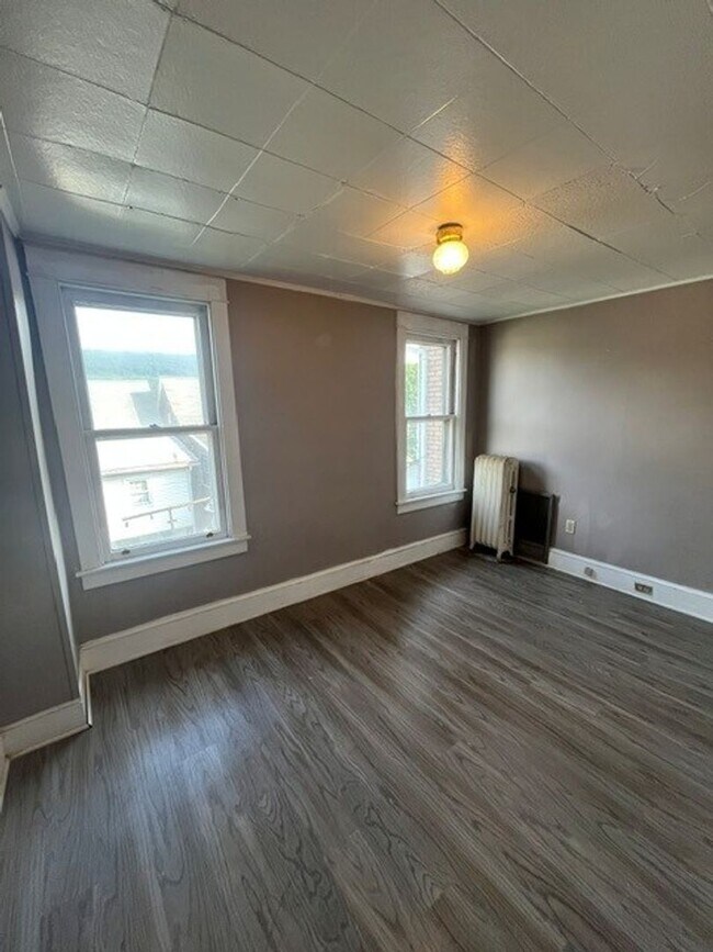 Building Photo - 3 bedroom 1 bathroom