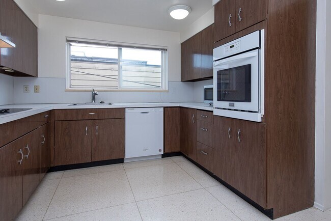 Building Photo - 2023