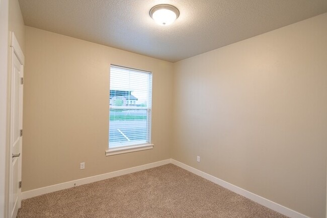 Building Photo - Beautiful Middle Floor Condo in Springville