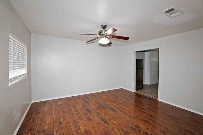 Building Photo - Cute home in Gables for rent~ 2 bed/1 bath