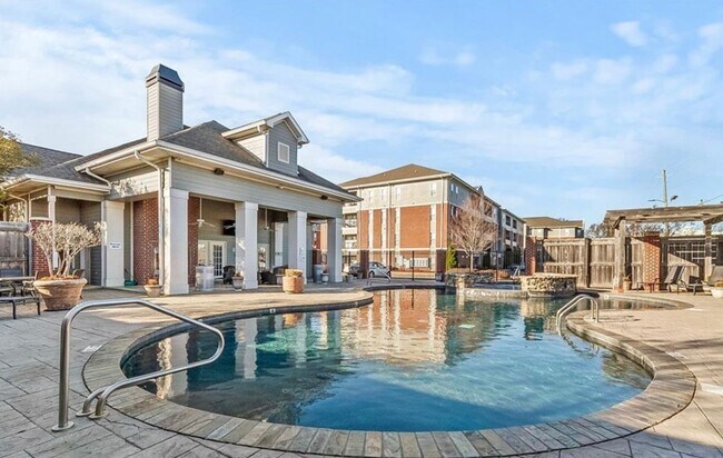 Building Photo - Furnished 3 bed, 3 bath Houndstooth Condo available Fall 26