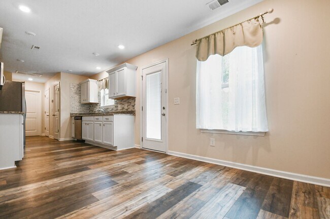 Building Photo - Pet Friendly Three Bedroom in Pleasant View!