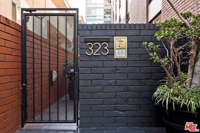 Building Photo - 323 N Palm Dr