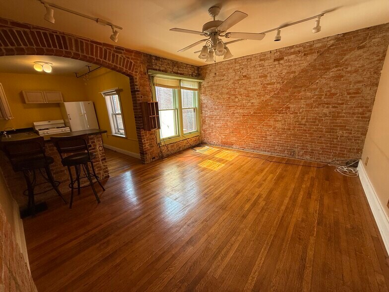 Building Photo - 411 Bluff St