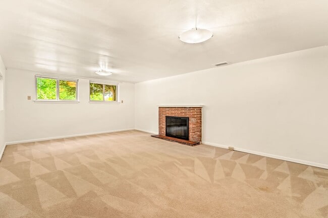 Building Photo - 3535 43rd Ave W