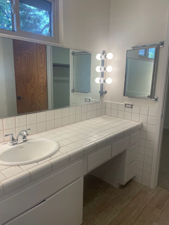 Building Photo - Upper East/Mission Area 3 Bedroom Home - Available Mid-August