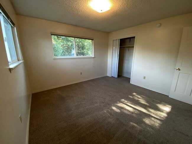 Building Photo - Spacious 3 Bedroom 1.5 Bath Duplex