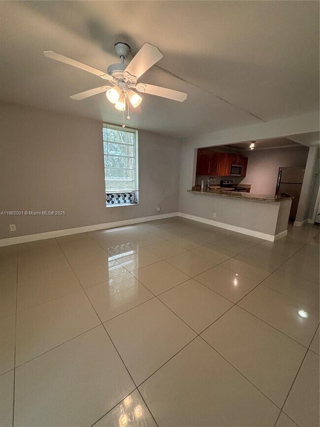 Building Photo - 400 Commodore Dr