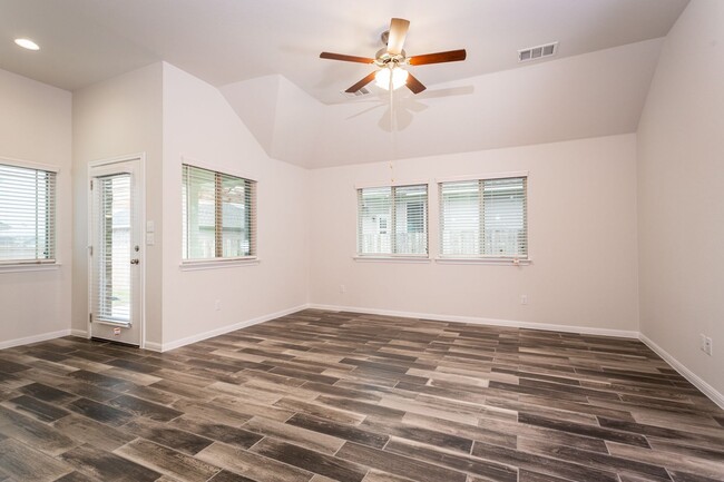 Building Photo - Modern 3 bed 2 bath home!
