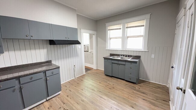 Building Photo - Spacious 4 Bedroom Midtown Home with Basement & Attic Storage