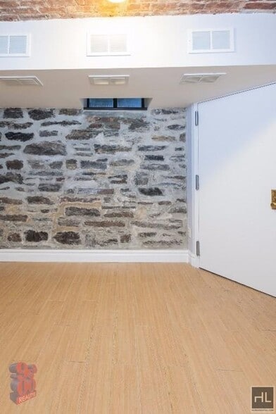 Building Photo - Mott Street